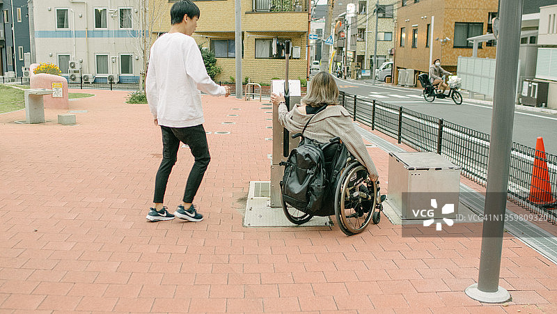 坐轮椅的日本女人和她的男友图片素材