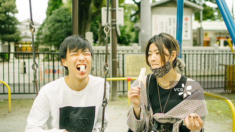 公园里的日本女人和她的男朋友图片素材