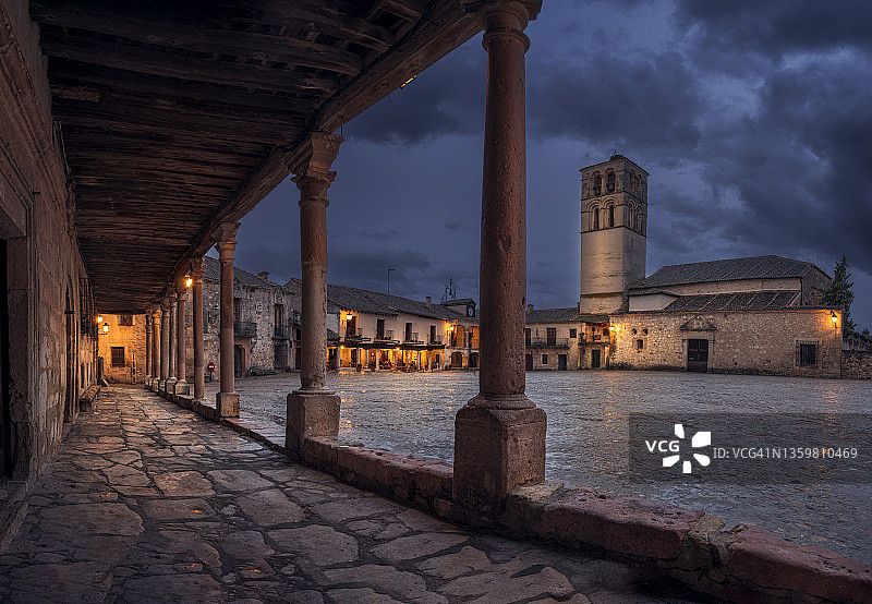 西班牙塞哥维亚省佩德拉扎的马约尔广场图片素材