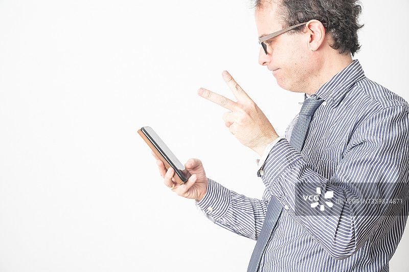 手持智能手机的成功商人图片素材