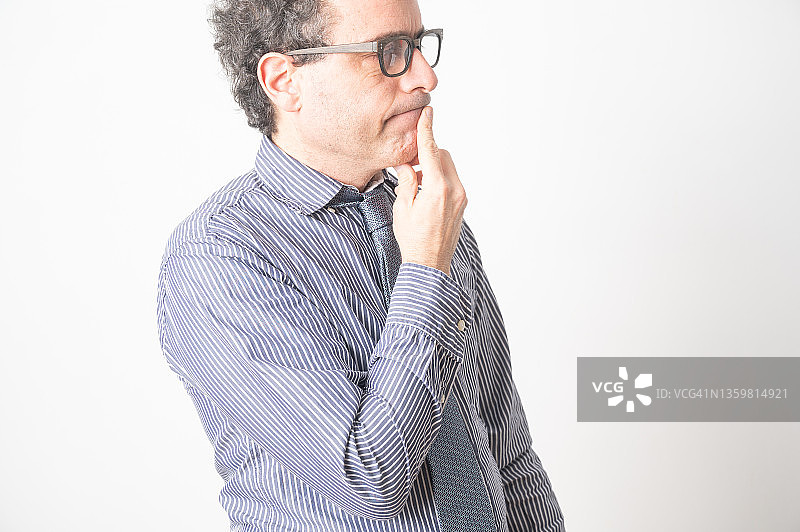 手托下巴的沉思男人图片素材