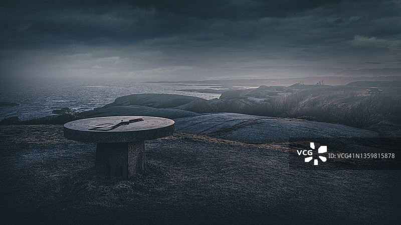 挪威拉尔维克拉克的著名地标：指南针形状的石板图片素材
