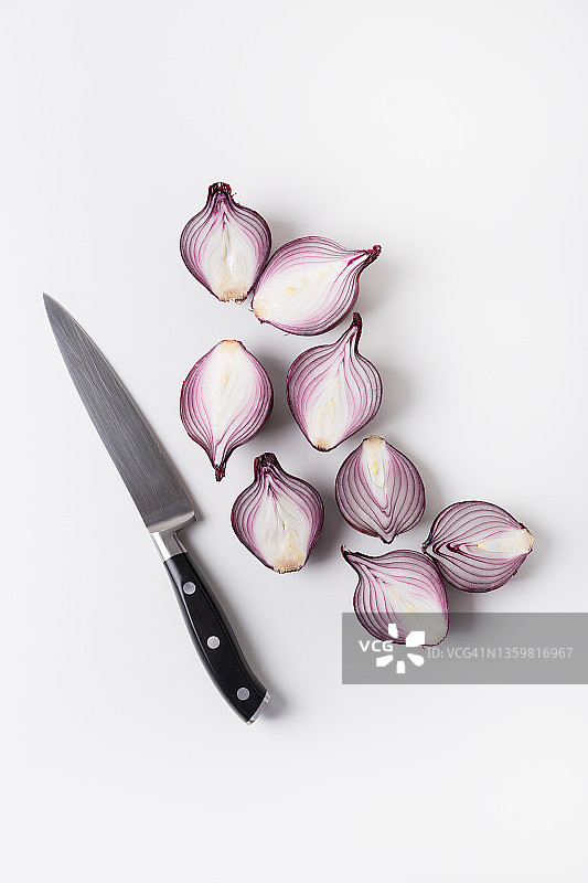 白色背景上的新鲜红洋葱图片素材