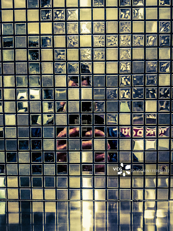 镜面墙上的自拍图片素材