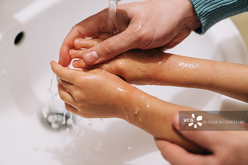 小男孩和父亲在浴室里用肥皂一起洗手图片素材