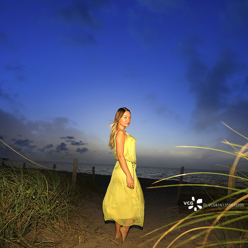 户外写真：美丽的年轻金发女子，夜空背景图片素材