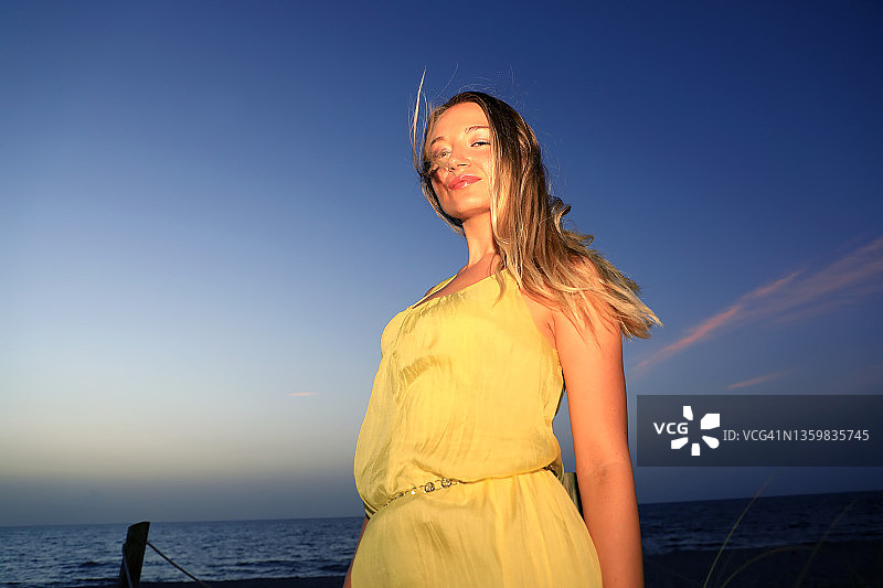 户外写真：美丽的年轻金发女子，夜空背景图片素材