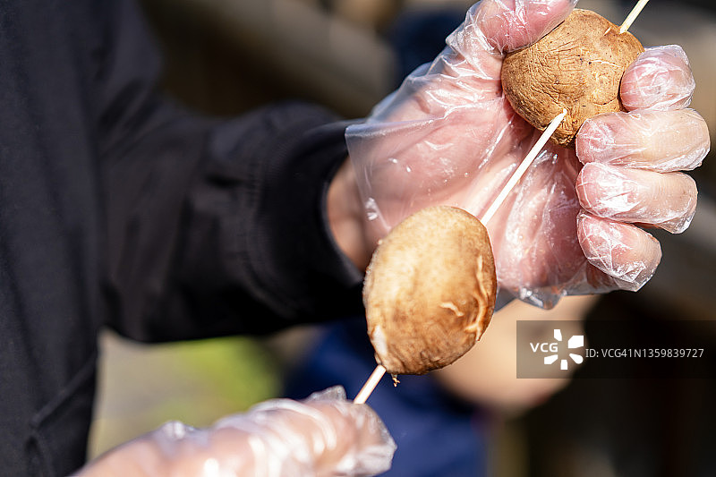 烤蘑菇串图片素材