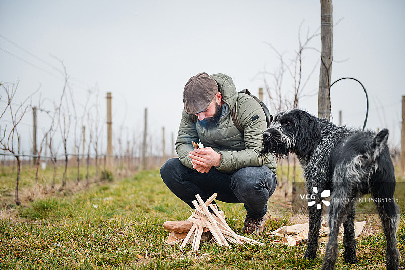 年轻男人在火边休息图片素材