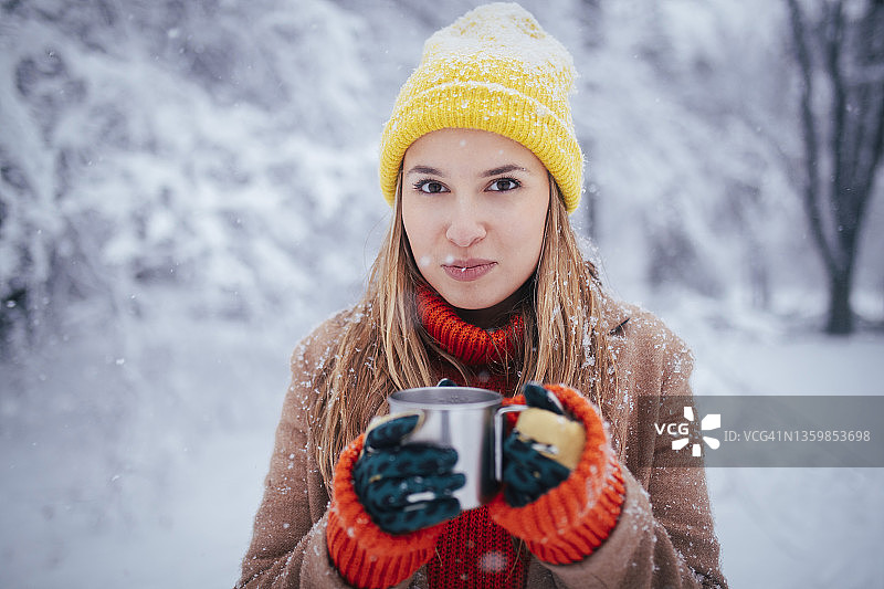 享受冬日的纯净图片素材