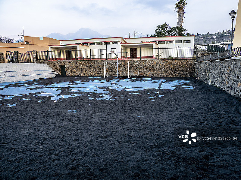 拉帕尔马岛昆布雷别哈火山灰覆盖学校运动场图片素材