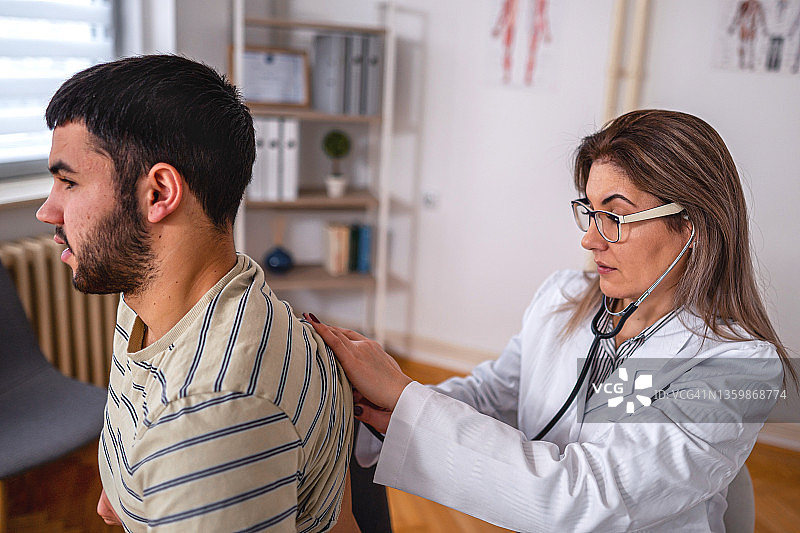 医生为青少年患者检查心跳图片素材