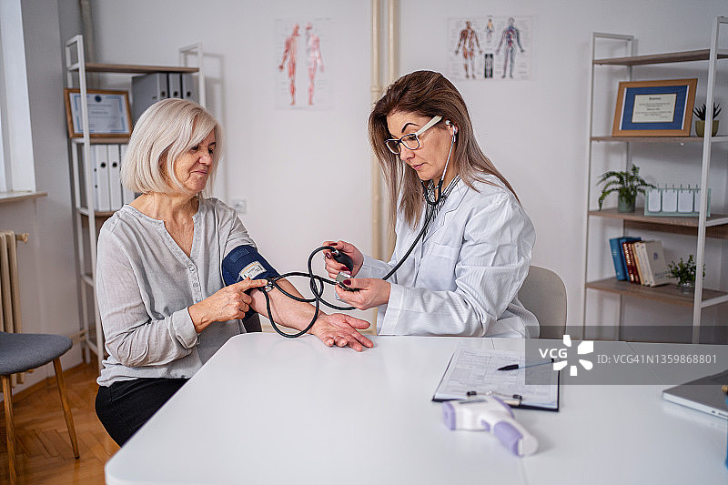 中年妇女测量血压图片素材