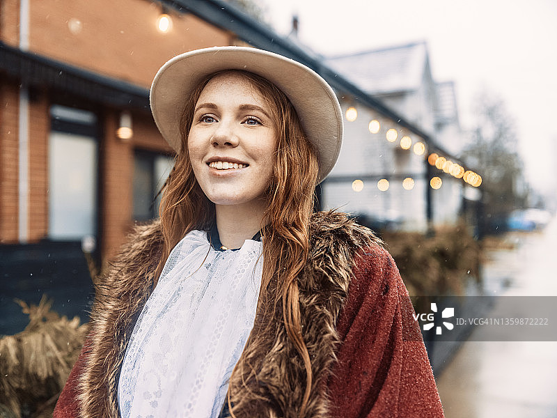 街头颂歌的女人图片素材