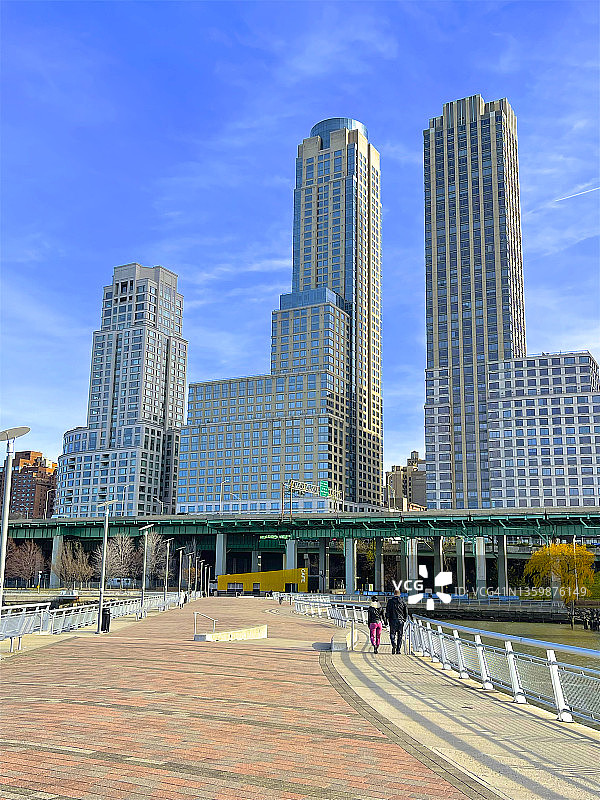 在纽约曼哈顿码头散步的情侣（后视图）图片素材