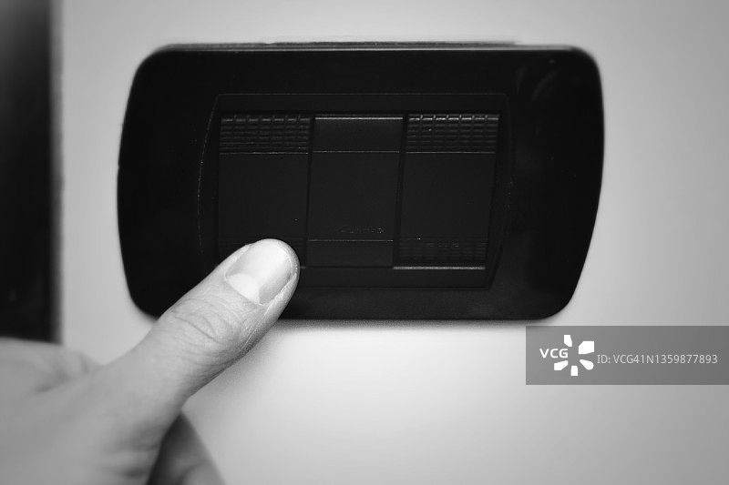 通过关闭开关和调节温度来节约能源图片素材