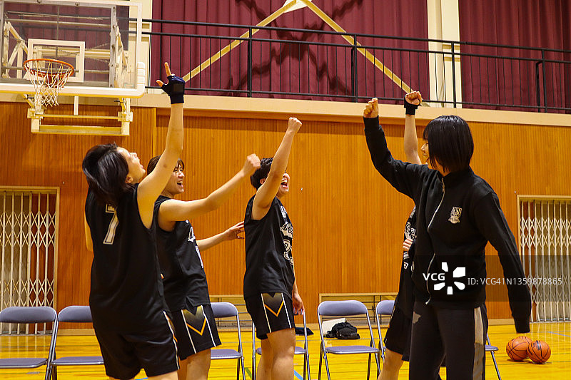 年轻女子团队庆祝胜利图片素材