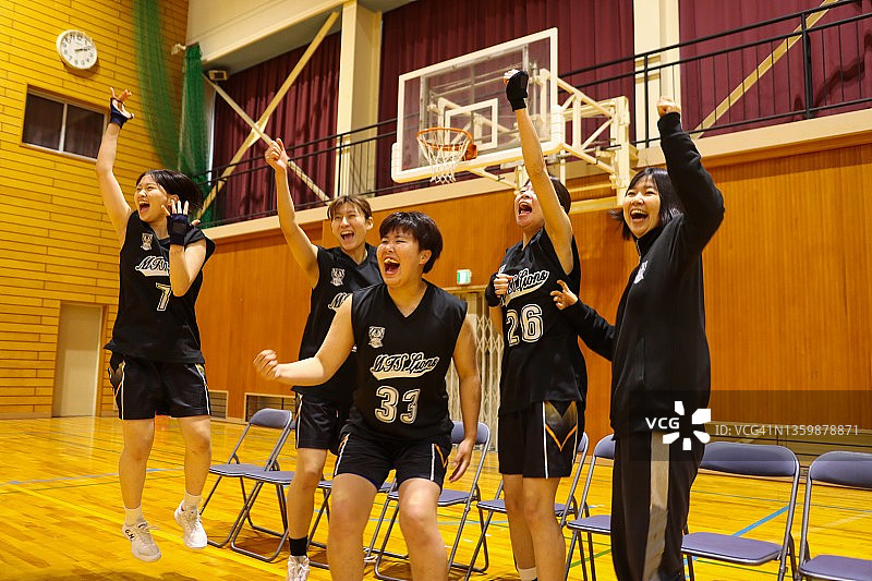 年轻女子团队庆祝胜利图片素材