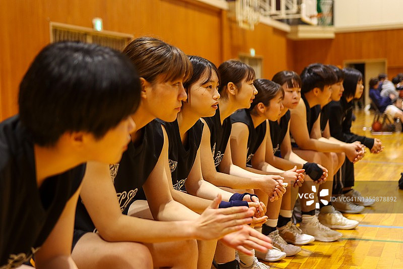 比赛前专注的女运动员图片素材