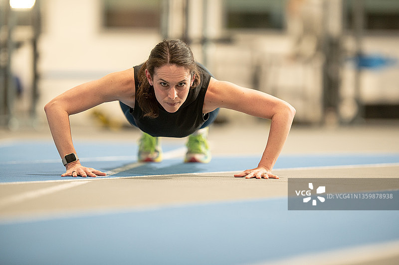 做俯卧撑的女人图片素材