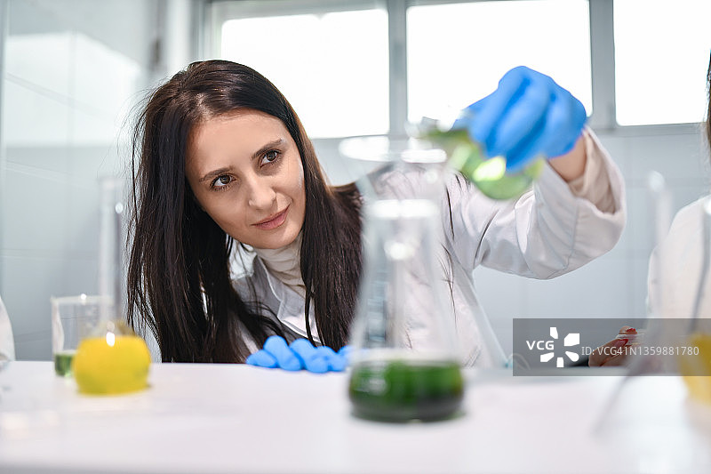 女实验员小心进行酸性实验图片素材