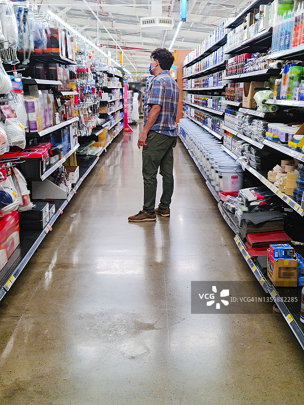 男人戴防护口罩在杂货店购物图片素材