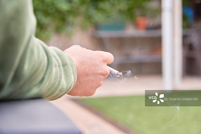 男人在露台房子里吸烟图片素材