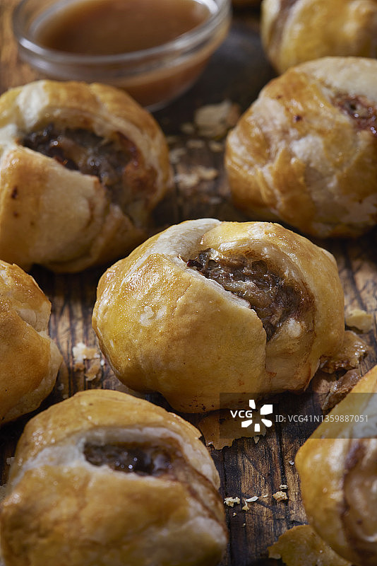 迷你惠灵顿牛肉与碎牛肉和肉汁蘸酱图片素材