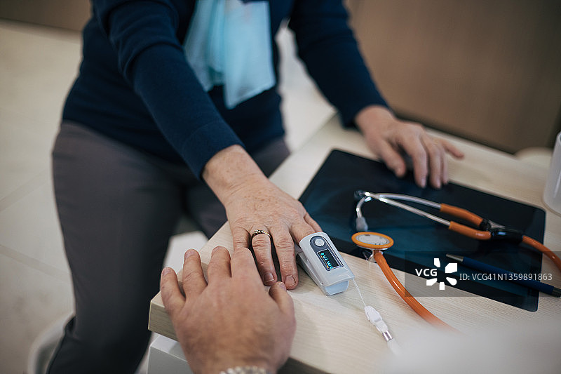 年长的女病人看医生图片素材