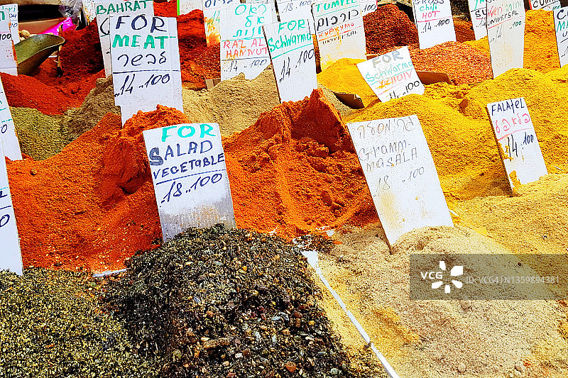 市场中充满活力的饱和香料色彩背景，全画幅图片素材