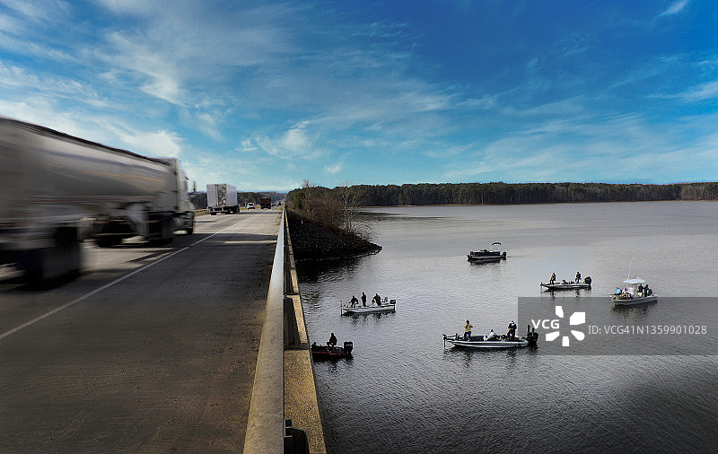 桥下和卡车旁的渔夫图片素材