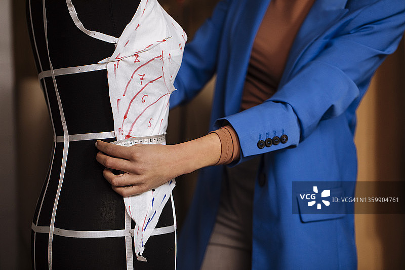 在纸上绘制草图图片素材