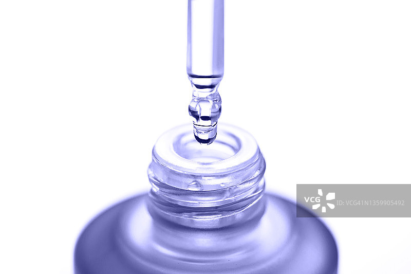 紫色玻璃瓶中滴落的保湿乳液（气泡，微距摄影）图片素材