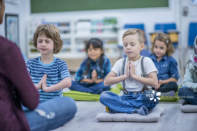 小学生冥想图片素材