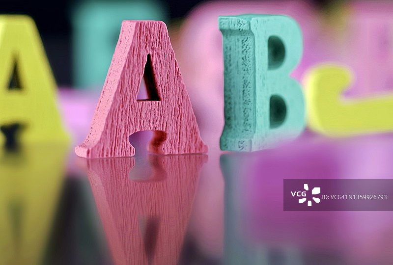 木制字母微距摄影图片素材