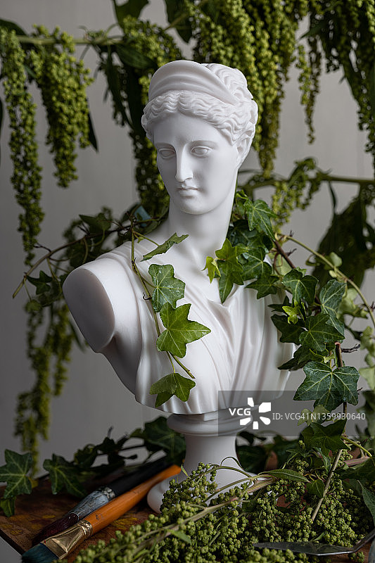 雕像和花卉布置图片素材