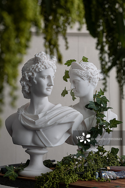 雕像和花卉布置图片素材