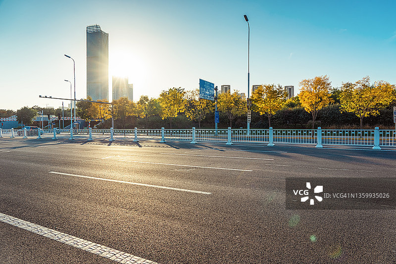 日落时分的城市街道图片素材