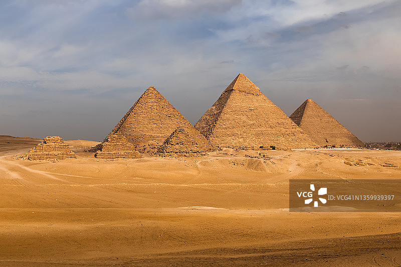 埃及开罗吉萨金字塔群的日落景色图片素材