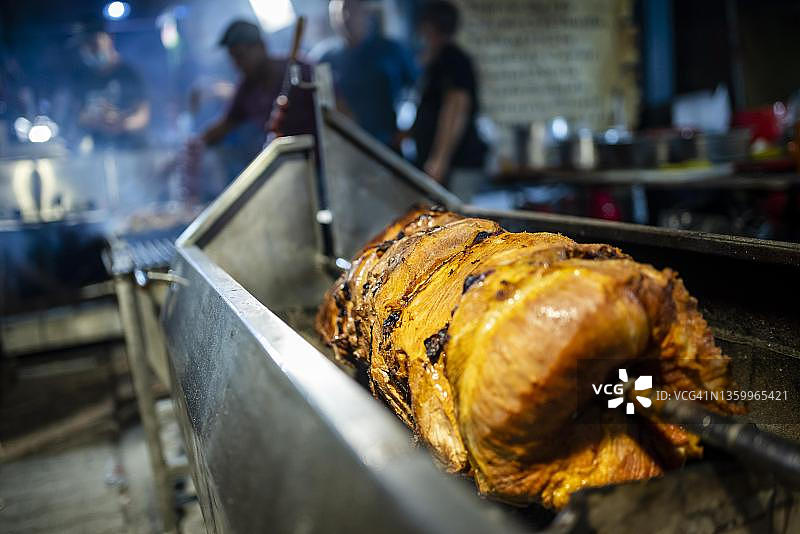 圣伊里亚节期间在木炭上烤乳猪，葡萄牙阿尔加维法鲁图片素材