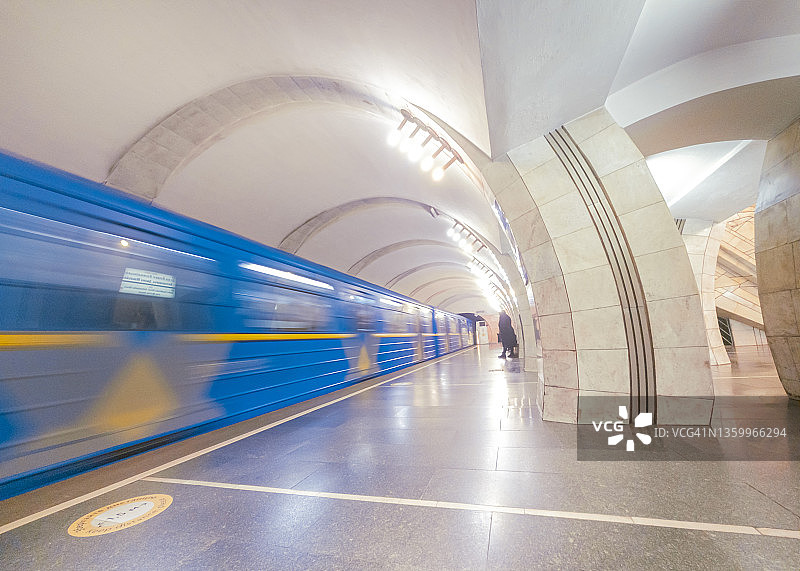 火车抵达利比斯卡地铁站图片素材