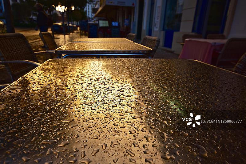 葡萄牙阿尔热祖尔咖啡馆前的雨后桌面雨滴图片素材