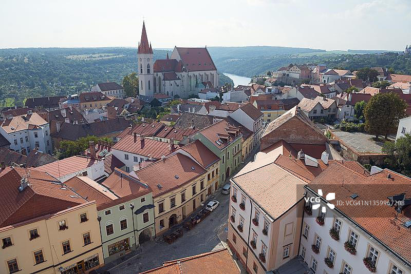 兹诺伊莫市政厅塔楼俯瞰圣尼古拉斯教堂和老城区，捷克图片素材