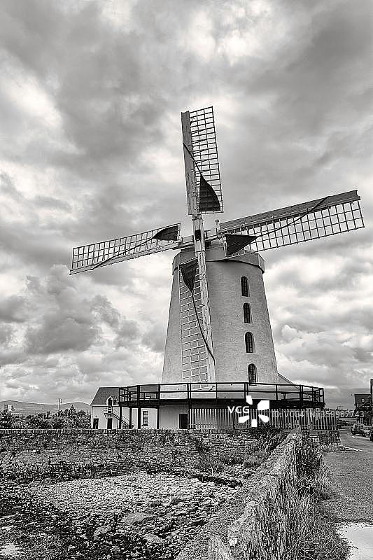 布伦纳维尔五层风车，戏剧性的多云天空，爱尔兰凯里郡特拉利布伦纳维尔图片素材