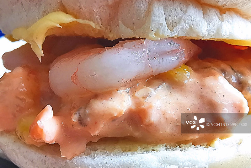 三文鱼和虾仁面包卷图片素材