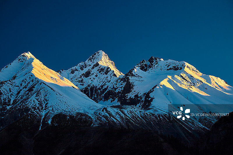 中国西部壮丽的山脉图片素材