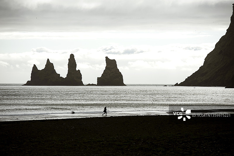 男子在维克海滩上行走图片素材