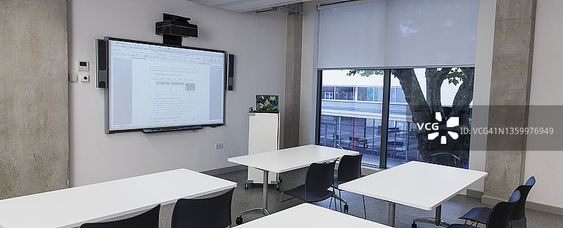 带有投影屏幕的空教室图片素材