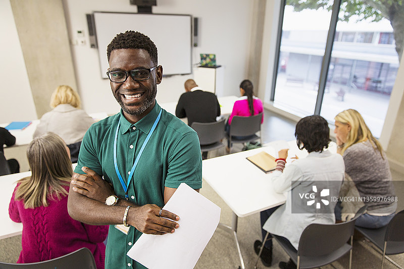 教室里自信的社区大学男教师肖像图片素材
