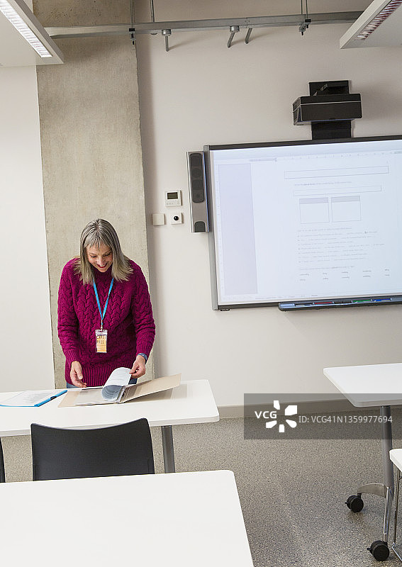 中年女教师在教室里备课图片素材